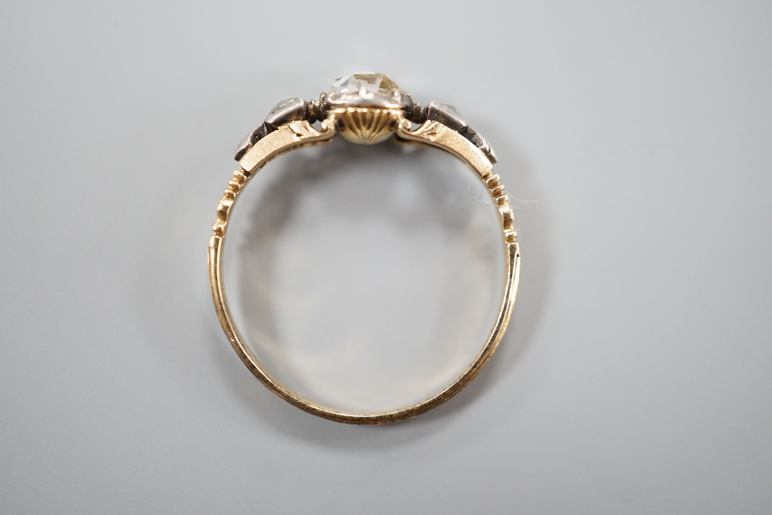 A Georgian yellow metal and three stone rose cut diamond set ring, size O, gross weight 1.9 grams.